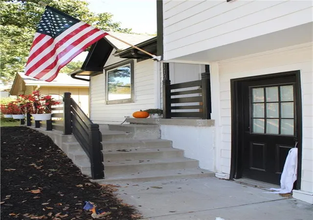 Photo 3 of Single family home for sale at 1117 NE Ridgeview Dr, Lees Summit, MO 64086 | MLS# 2646338 | Listing updated on 2026-10-10