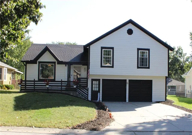 Photo 2 of Single family home for sale at 1117 Ne Ridgeview Dr, Lees Summit, MO 64086 | MLS# 2646338 | Listing updated on 2026-10-09