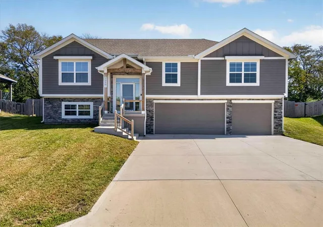 Single family home for sale at 22907 S Ridgeview Dr, Peculiar, MO 64078 | MLS# 2646346