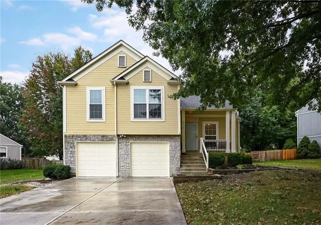 Photo 1 of Single family home for sale at 2517 Se Kimbrough Ln, Lees Summit, MO 64063 | MLS# 2646355 | Listing updated on 2026-10-18