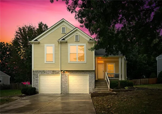 Photo 2 of Single family home for sale at 2517 Se Kimbrough Ln, Lees Summit, MO 64063 | MLS# 2646355 | Listing updated on 2026-10-18