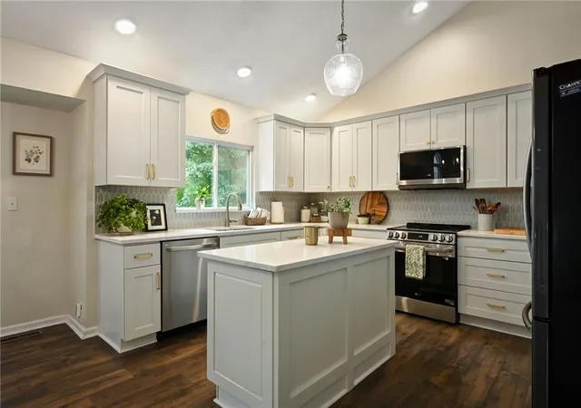 Photo 3 of Single family home for sale at 2517 Se Kimbrough Ln, Lees Summit, MO 64063 | MLS# 2646355 | Listing updated on 2026-10-18