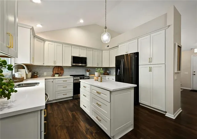 Photo 4 of Single family home for sale at 2517 SE Kimbrough Ln, Lees Summit, MO 64063 | MLS# 2646355 | Listing updated on 2026-10-18