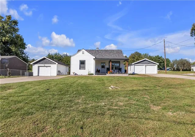 Single family home for sale at 5524 NE Amazonia Rd, Saint Joseph, MO 64505 | MLS# 2646364