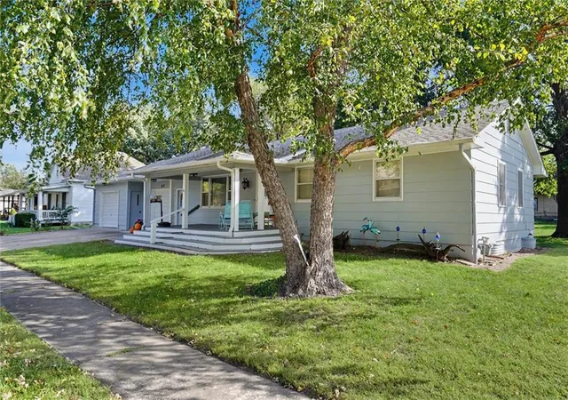 Photo 3 of Single family home for sale at 625 Maple St, Wellsville, KS 66092 | MLS# 2646390 | Listing updated on 2026-10-15