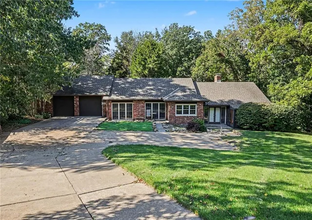 Photo 3 of Single family home for sale at 28806 E Beth Ct, Grain Valley, MO 64029 | MLS# 2646391 | Listing updated on 2026-10-12