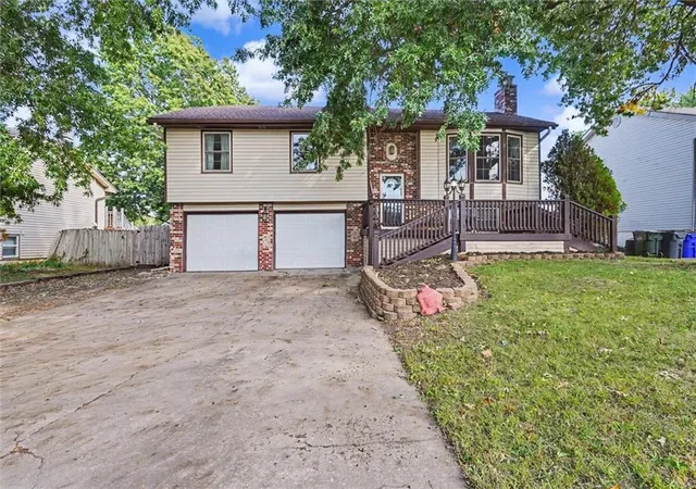 Single family home for sale at 812 Sheridan Rd, Olathe, KS 66061 | MLS# 2646396