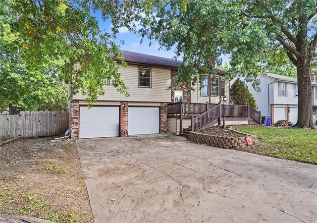 Photo 3 of Single family home for sale at 812 Sheridan Rd, Olathe, KS 66061 | MLS# 2646396 | Listing updated on 2026-10-16