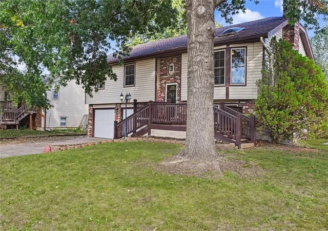 Photo 4 of Single family home for sale at 812 S Sheridan Rd, Olathe, KS 66061 | MLS# 2646396 | Listing updated on 2026-10-22