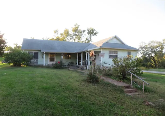 Single family home for sale at 802 Union St, Oskaloosa, KS 66066 | MLS# 2646399