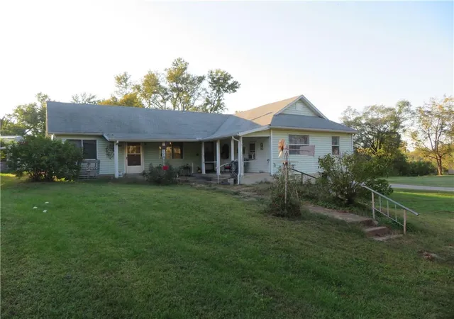 Photo 3 of Single family home for sale at 802 Union St, Oskaloosa, KS 66066 | MLS# 2646399 | Listing updated on 2026-10-10