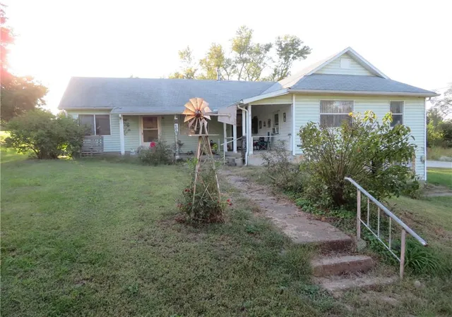 Photo 3 of Single family home for sale at 802 Union St, Oskaloosa, KS 66066 | MLS# 2646399 | Listing updated on 2026-10-10