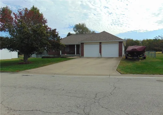 Single family home for sale at 806 Orchid St, Garden City, MO 64747 | MLS# 2646401