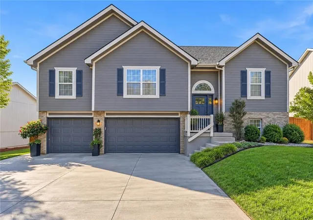 Single family home for sale at 1804 SE Kenwood Dr, Blue Springs, MO 64014 | MLS# 2646405