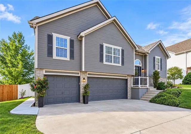Photo 1 of Single family home for sale at 1804 SE Kenwood Dr, Blue Springs, MO 64014 | MLS# 2646405 | Listing updated on 2026-10-10