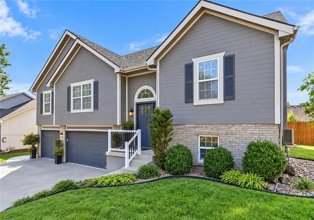 Photo 2 of Single family home for sale at 1804 SE Kenwood Dr, Blue Springs, MO 64014 | MLS# 2646405 | Listing updated on 2026-10-10
