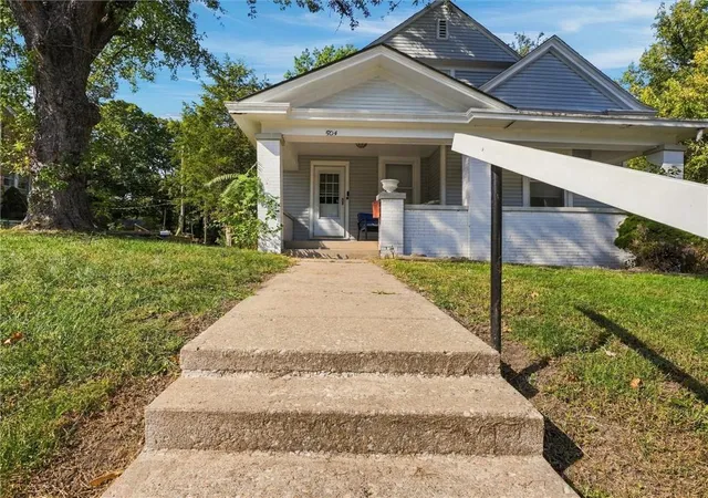 Photo 2 of Single family home for sale at 504 N College St, Richmond, MO 64085 | MLS# 2646413 | Listing updated on 2026-10-15
