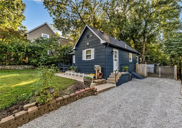 Photo 2 of Single family home for sale at 1302 S Hedges Ave, Independence, MO 64052 | MLS# 2646417 | Listing updated on 2026-10-09
