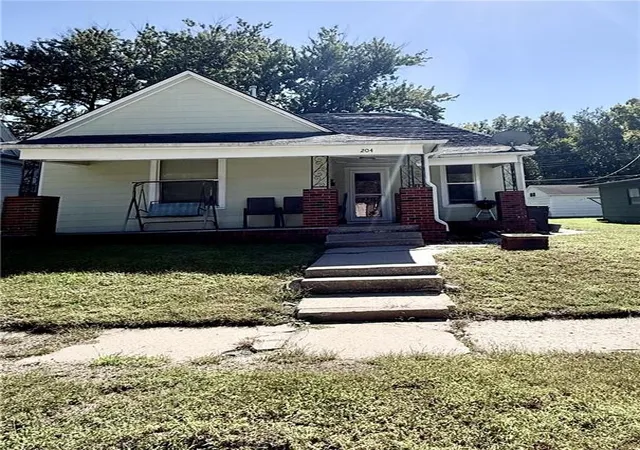 Photo 1 of Sale Pending at 204 E Cliff St, Saint Joseph, MO 64504 | MLS# 2646440 | Listing updated on 2026-10-13