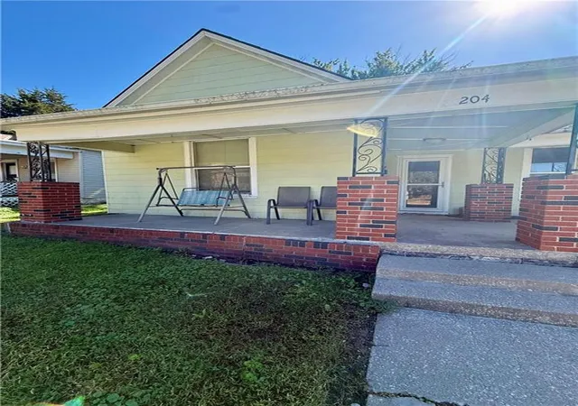 Photo 2 of Sale Pending at 204 E Cliff St, Saint Joseph, MO 64504 | MLS# 2646440 | Listing updated on 2026-10-13