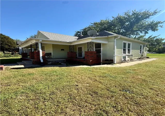 Photo 3 of Sale Pending at 204 E Cliff St, Saint Joseph, MO 64504 | MLS# 2646440 | Listing updated on 2026-10-13
