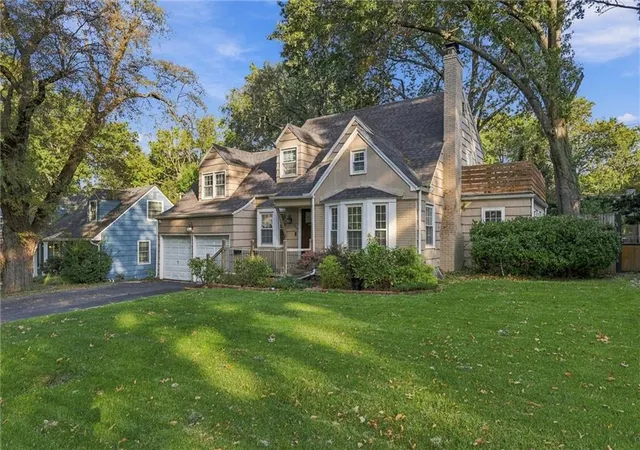 Photo 2 of Single family home for sale at 1264 W Gregory Blvd, Kansas City, MO 64114 | MLS# 2646443 | Listing updated on 2026-10-19