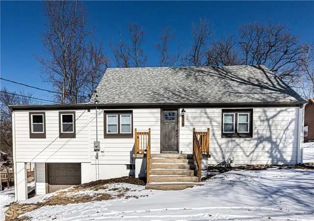 Photo 2 of Single family home for sale at 808 Ne Russell Rd, Kansas City, MO 64116 | MLS# 2646449 | Listing updated on 2026-10-10