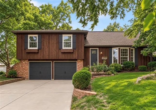 Photo 1 of Single family home for sale at 10006 Linden St, Overland Park, KS 66207 | MLS# 2646460 | Listing updated on 2026-10-10