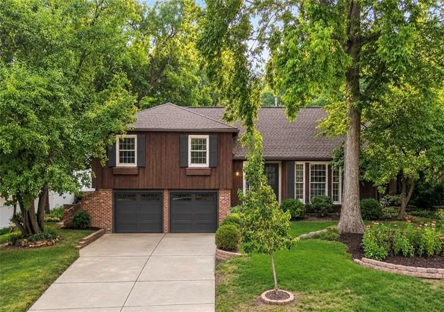 Photo 3 of Single family home for sale at 10006 Linden St, Overland Park, KS 66207 | MLS# 2646460 | Listing updated on 2026-10-10