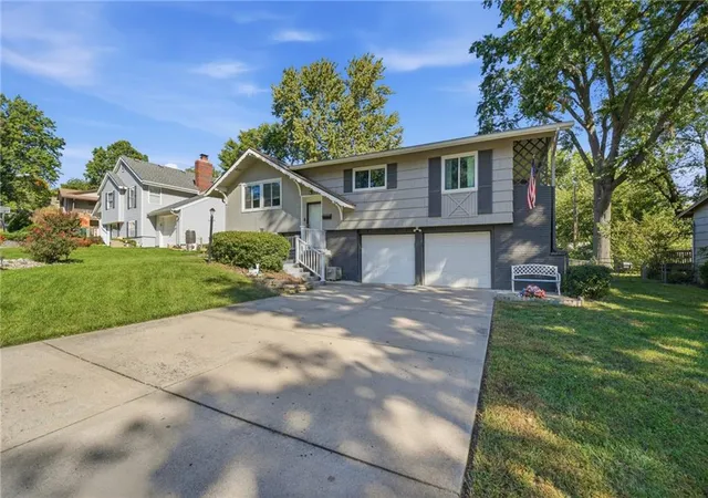 Photo 3 of Single family home for sale at 1700 NE 67th Place, Kansas City, MO 64118 | MLS# 2646461 | Listing updated on 2026-10-11