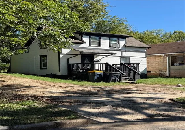 Photo 1 of Single family home for sale at 2529 Poplar Ave, Kansas City, MO 64127 | MLS# 2646472 | Listing updated on 2026-10-20