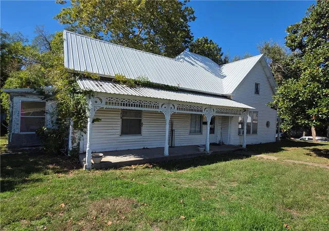 Photo 2 of Single family home for sale at 114 W Joe Davis St, El Dorado Springs, MO 64744 | MLS# 2646484 | Listing updated on 2026-10-10