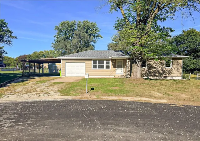 Single family home for sale at 2806 Wesley Ct, Sedalia, MO 65301 | MLS# 2646487