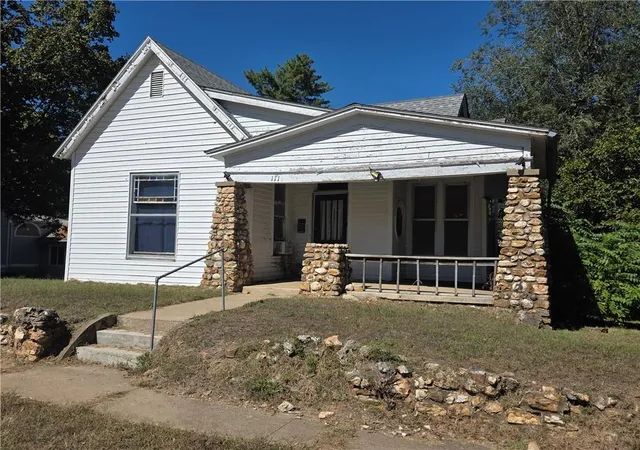 Photo 2 of Single family home for sale at 111 W Joe Davis St, El Dorado Springs, MO 64744 | MLS# 2646488 | Listing updated on 2026-10-10