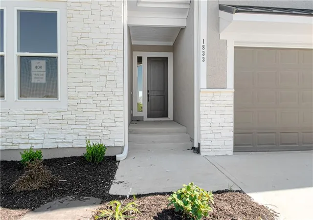 Photo 3 of Single family home for sale at 1833 Sw Arbor Park Dr, Lees Summit, MO 64082 | MLS# 2646490 | Listing updated on 2026-10-19