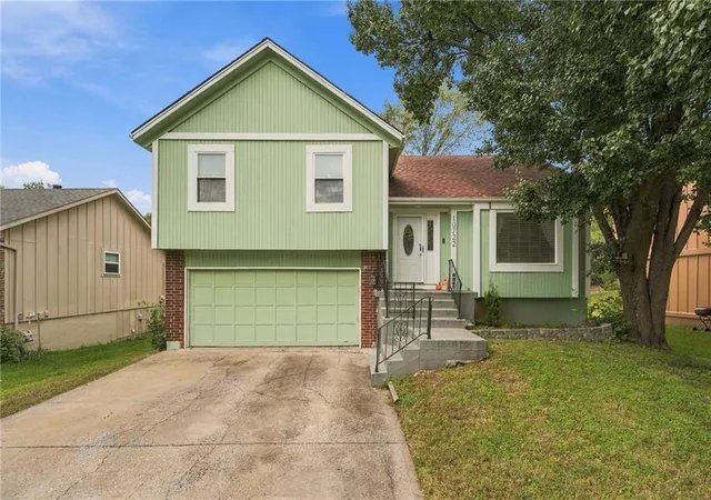 Single family home for sale at 10722 Stark Ave, Kansas City, MO 64134 | MLS# 2646498