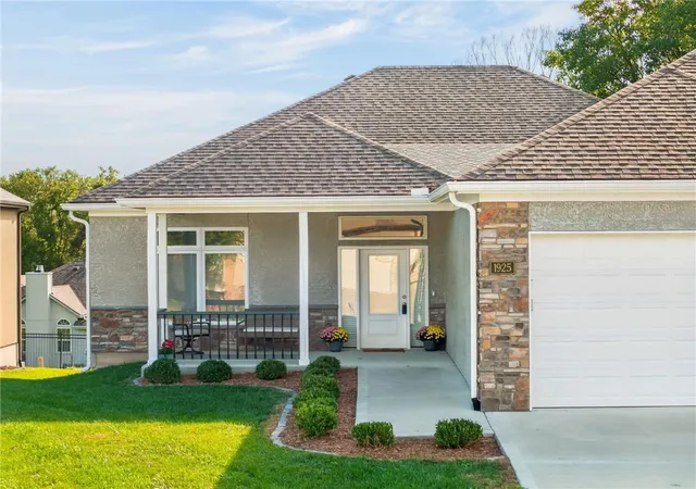Single family home for sale at 1925 Carter Ct, Liberty, MO 64068 | MLS# 2646499