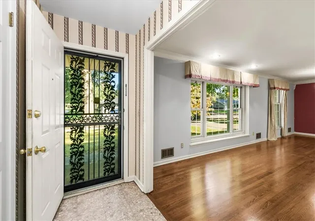 Photo 4 of Single family home for sale at 11000 Washington St, Kansas City, MO 64114 | MLS# 2646503 | Listing updated on 2026-10-11