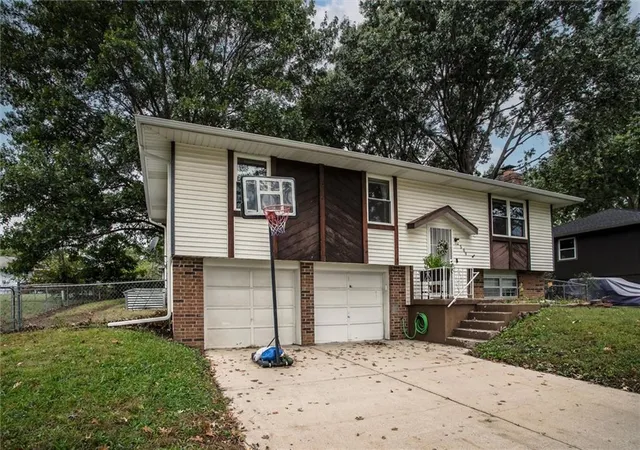 Single family home for sale at 2509 SW 5th Street, Blue Springs, MO 64014 | MLS# 2646504