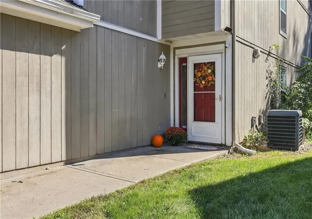 Photo 2 of Townhouse for sale at 15521 E 48th Street, Kansas City, MO 64136 | MLS# 2646518 | Listing updated on 2026-10-10