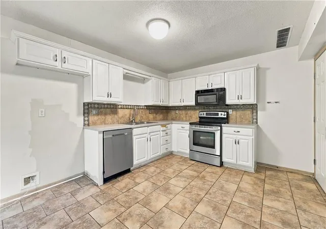 Photo 4 of Townhouse for sale at 15521 E 48th Street, Kansas City, MO 64136 | MLS# 2646518 | Listing updated on 2026-10-13