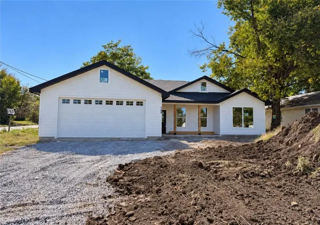 Single family home for sale at 105 W Morgan St, Sedalia, MO 65301 | MLS# 2646521