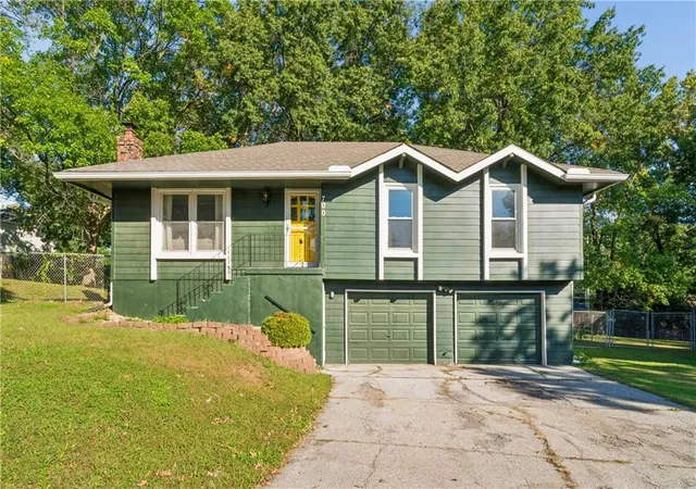 Single family home for sale at 700 NE 55th Street, Kansas City, MO 64118 | MLS# 2646522