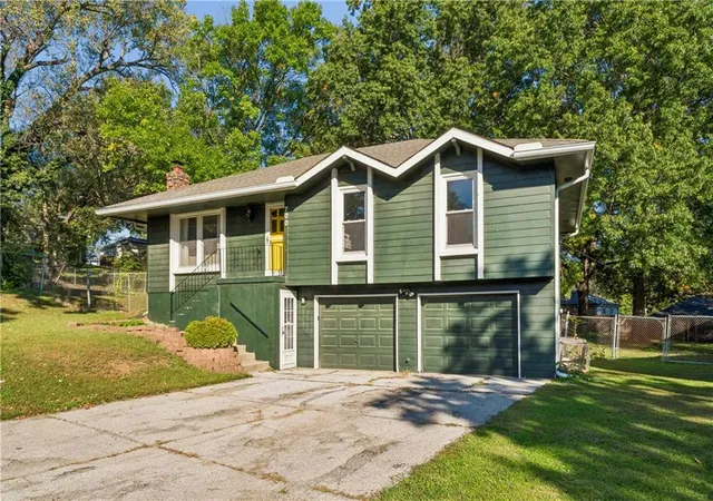 Photo 2 of Single family home for sale at 700 NE 55th Street, Kansas City, MO 64118 | MLS# 2646522 | Listing updated on 2026-10-10