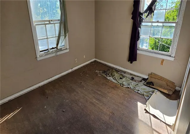 Listing Photo 4 - Condo for sale in building located at 5436-5438 Swope Pkwy, Kansas City, MO 64130