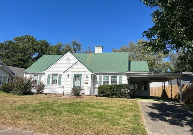 Photo 1 of Single family home for sale at 414 E Lexington St, Richmond, MO 64085 | MLS# 2646526 | Listing updated on 2026-10-10