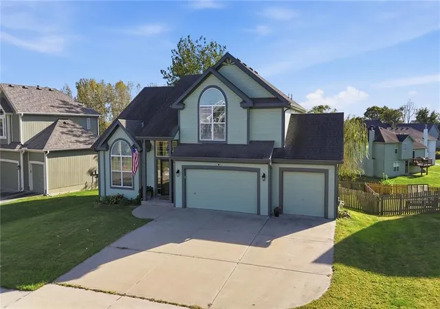 Photo 1 of Sale Pending at 6211 Ne 119th Terrace, Kansas City, MO 64156 | MLS# 2646532 | Listing updated on 2026-10-18