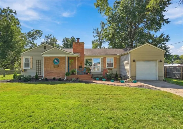 Single family home for sale at 725 W Elm St, Olathe, KS 66061 | MLS# 2646539