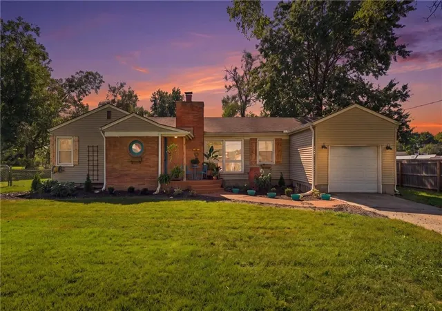 Photo 2 of Single family home for sale at 725 W Elm St, Olathe, KS 66061 | MLS# 2646539 | Listing updated on 2026-10-10