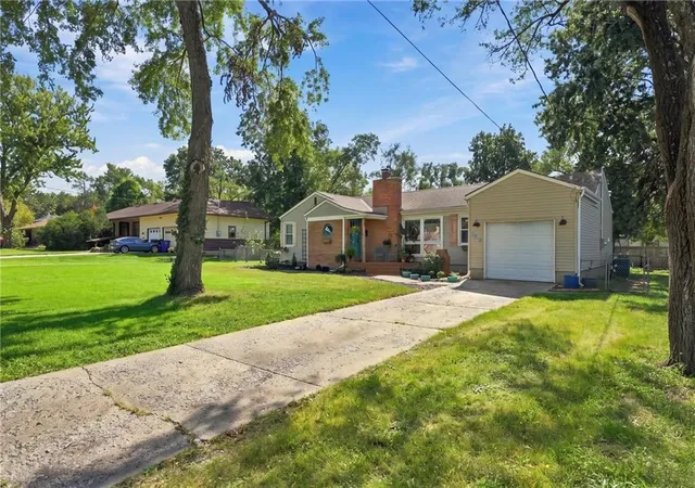 Photo 3 of Single family home for sale at 725 W Elm St, Olathe, KS 66061 | MLS# 2646539 | Listing updated on 2026-10-10